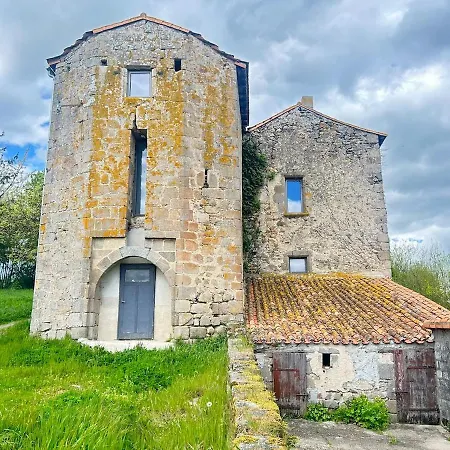 Chateau De Chausserais - 5 Chambres, 4 Salles D'eau - A 55 Minutes Du Puy-du-fo U *