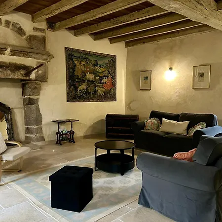 Semesterbostad Chateau De Chausserais - 5 Chambres, 4 Salles D'eau - A 55 Minutes Du Puy-du-fo U Chiché