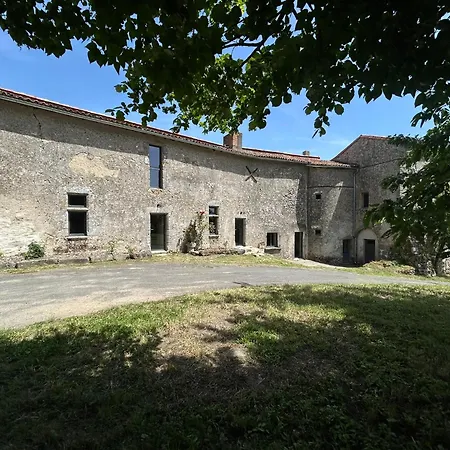 Semesterbostad Chateau De Chausserais - 5 Chambres, 4 Salles D'eau - A 55 Minutes Du Puy-du-fo U
